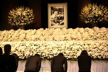 大瀧詠一お別れ会の献花の様子。