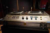 TBSラジオ「ゴー！ゴー！ナイアガラ」収録時に使用されたターンテーブル。