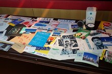 大瀧詠一ゆかりの品の展示の様子。