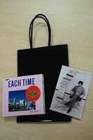 会葬御礼品として参列者に配られた、式典限定ボックス仕様のアルバム「EACH TIME 30th Anniversary Edition」。