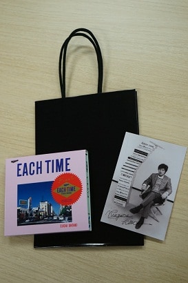 会葬御礼品として参列者に配られた、式典限定ボックス仕様のアルバム「EACH TIME 30th Anniversary Edition」。