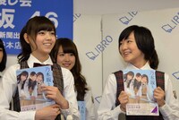 手前左から西野七瀬、生駒里奈。