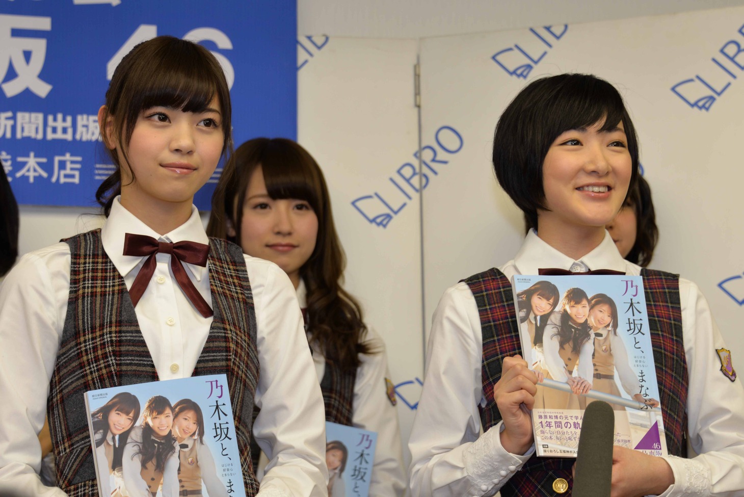 手前左から西野七瀬、生駒里奈。