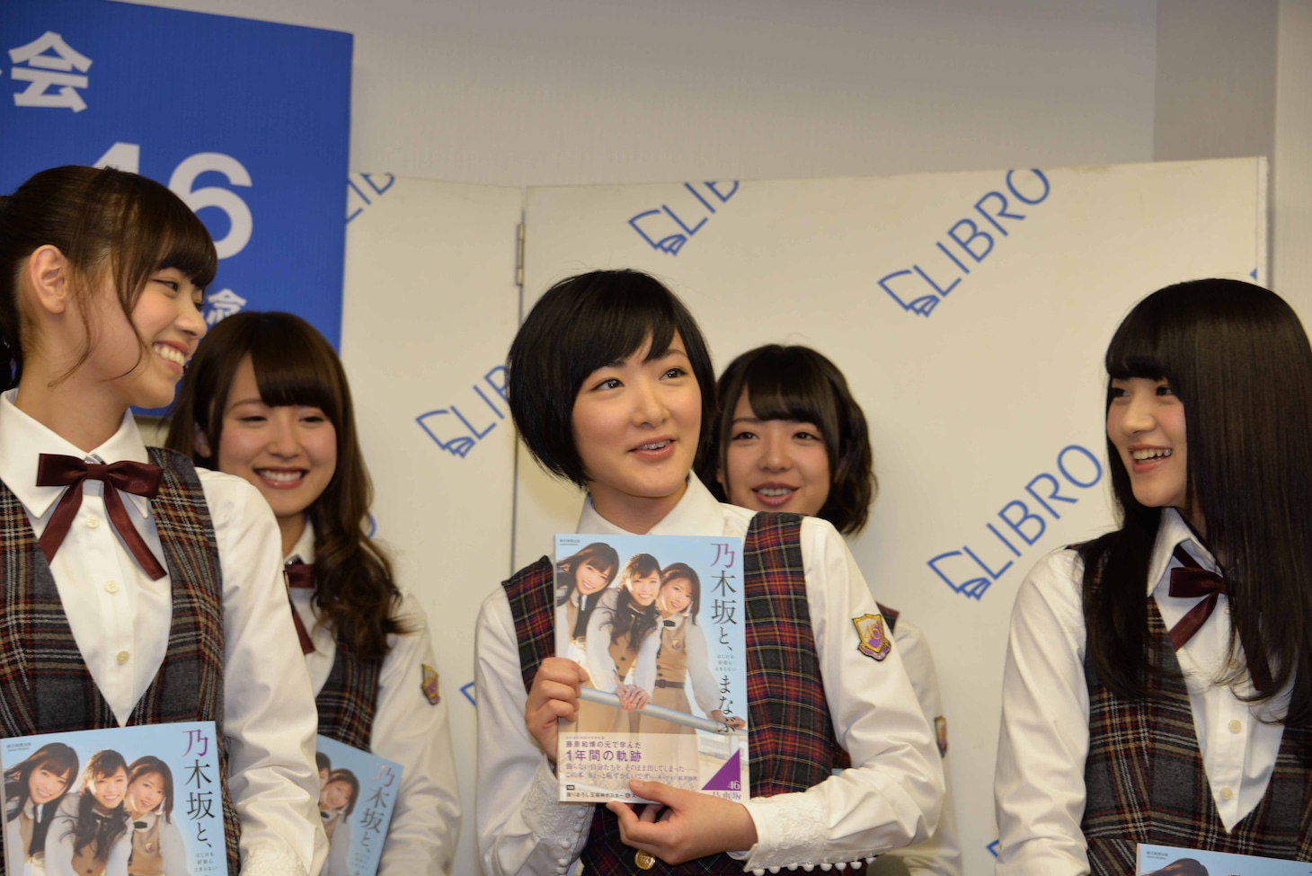 手前左から西野七瀬、生駒里奈、若月佑美。