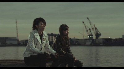 乃木坂46「孤独兄弟」PVのワンシーン。左から橋本奈々未、白石麻衣。