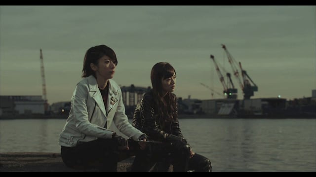 乃木坂46「孤独兄弟」PVのワンシーン。左から橋本奈々未、白石麻衣。