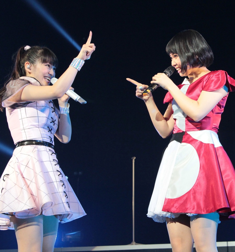 2014年3月に対バンツアー「Perfume FES!! 2014」の広島公演として行われた、Perfumeと9nineのツーマンライブの様子。左からあ～ちゃん、ちゃあぽん。