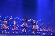 1曲目「仮契約のシンデレラ」は転入生小林＆中山（写真中央）のセリフでスタートした。