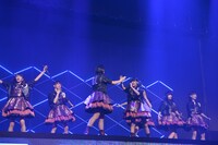 1曲目「仮契約のシンデレラ」は転入生小林＆中山（写真中央）のセリフでスタートした。