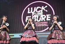 「私立恵比寿中学 Luck To The Future PART2」MC中の様子。左から星名美怜、中山莉子、柏木ひなた。