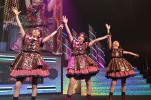 左から真山りか、小林歌穂、中山莉子。