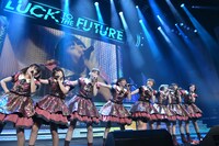 肩を組んで「永遠に中学生」を歌う私立恵比寿中学。