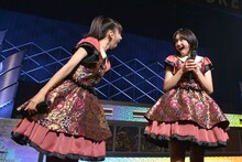 真山りか（左）と小林歌穂（右）。