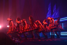 新曲「バタフライエフェクト」を披露する私立恵比寿中学。