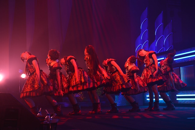 新曲「バタフライエフェクト」を披露する私立恵比寿中学。