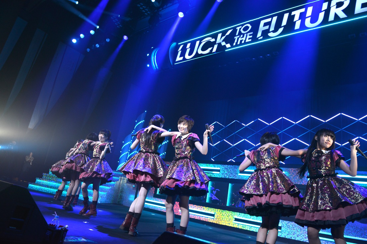 新曲「バタフライエフェクト」を歌う私立恵比寿中学。