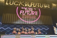 幕が下りるギリギリまで手を降り続ける私立恵比寿中学。