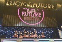 幕が下りるギリギリまで手を降り続ける私立恵比寿中学。