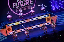 上下2段になったステージに4人ずつ分かれて歌う私立恵比寿中学。