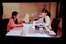 コメント映像で参加した瑞季（左）と鈴木裕乃（右）。中央の「4」は杏野なつの代わりで、鈴木が声を当てた。