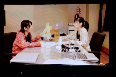 コメント映像で参加した瑞季（左）と鈴木裕乃（右）。中央の「4」は杏野なつの代わりで、鈴木が声を当てた。