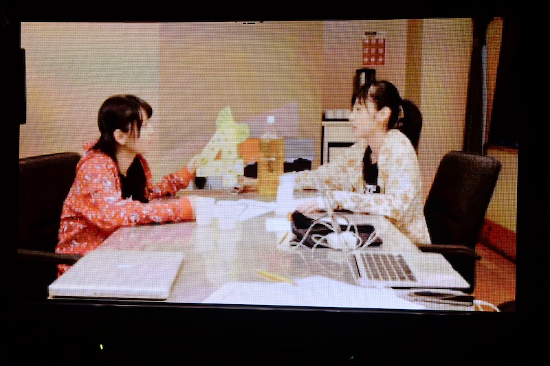 コメント映像で参加した瑞季（左）と鈴木裕乃（右）。中央の「4」は杏野なつの代わりで、鈴木が声を当てた。