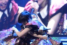 抱き合う真山りか（左）と安本彩花（右）。