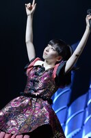 リハーサル中無表情だったことを指摘され、再現する真山りか。