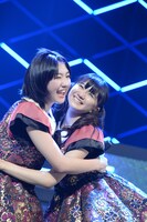 抱き合う小林歌穂（左）と星名美怜（右）。