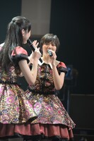 転入生を泣かせるコメントをするはずが自分で泣いてしまった安本彩花（右）。