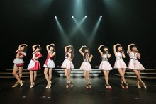 自己紹介のあとで一緒に9nineポーズをするPerfumeと9nine。