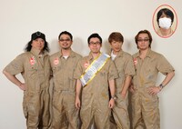 「一日ユニコーン」の小山宙哉を囲むユニコーンのメンバー。