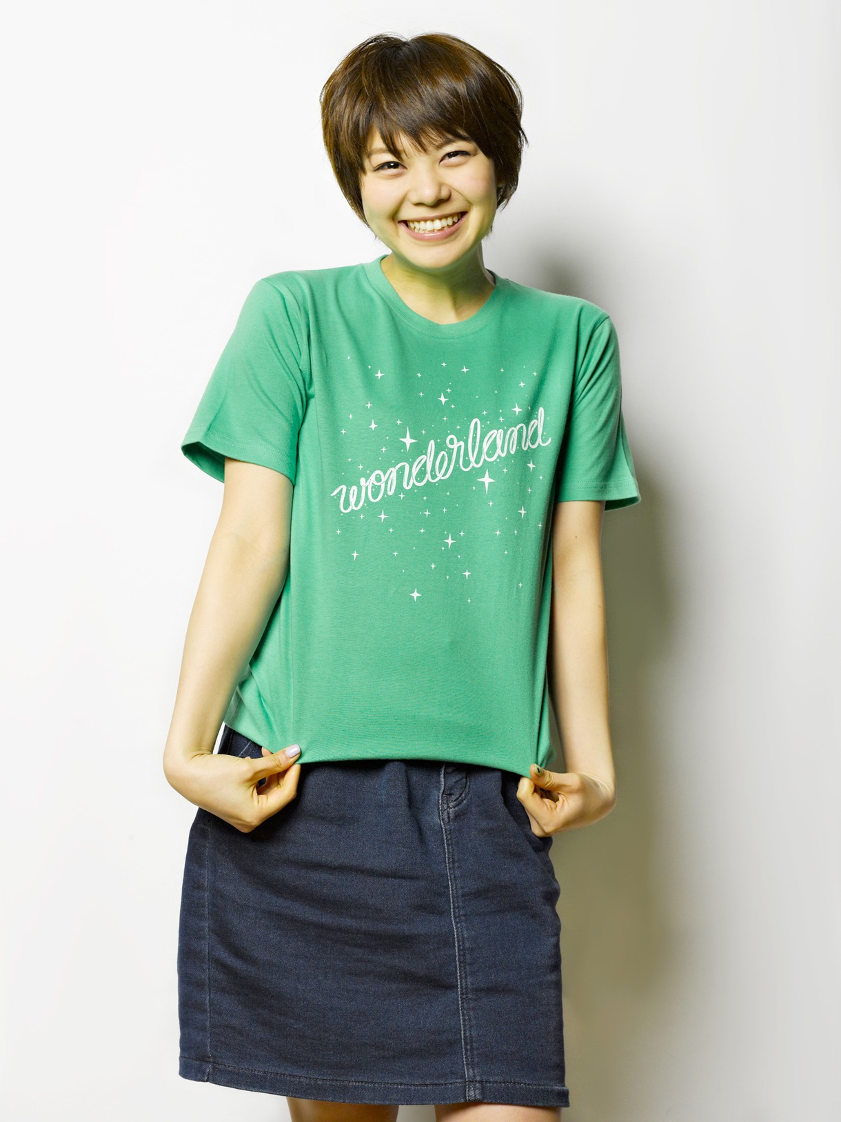 トーキョー カルチャート by ビームス「SHAKE IT! DO IT! MAKE IT! NEGI!」Tシャツを着用したMegu。