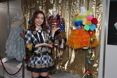 「大島優子ミュージアム」で自身の衣装を紹介する大島優子。 (c)AKS