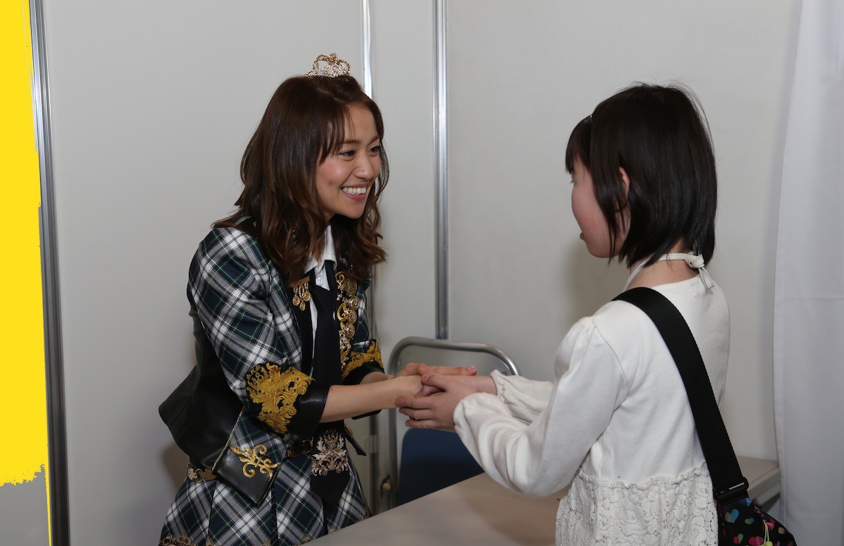 「大島優子感謝祭」でファンと交流する大島優子。(c)AKS