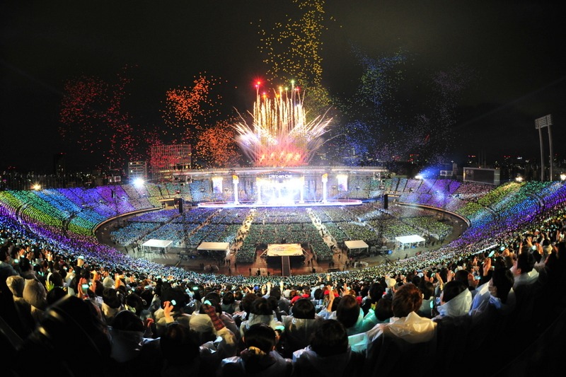L'Arc-en-Ciel「L'Arc-en-Ciel LIVE 2014 at 国立競技場」3月22日公演の様子。（撮影：緒車寿一、今元秀明、岡田貴之、田中和子）