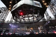 L'Arc-en-Ciel「L'Arc-en-Ciel LIVE 2014 at 国立競技場」3月22日公演の様子。（撮影：緒車寿一、今元秀明、岡田貴之、田中和子）