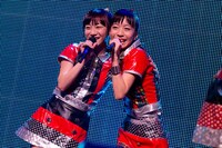 左から関根優那、渡辺亜紗美。