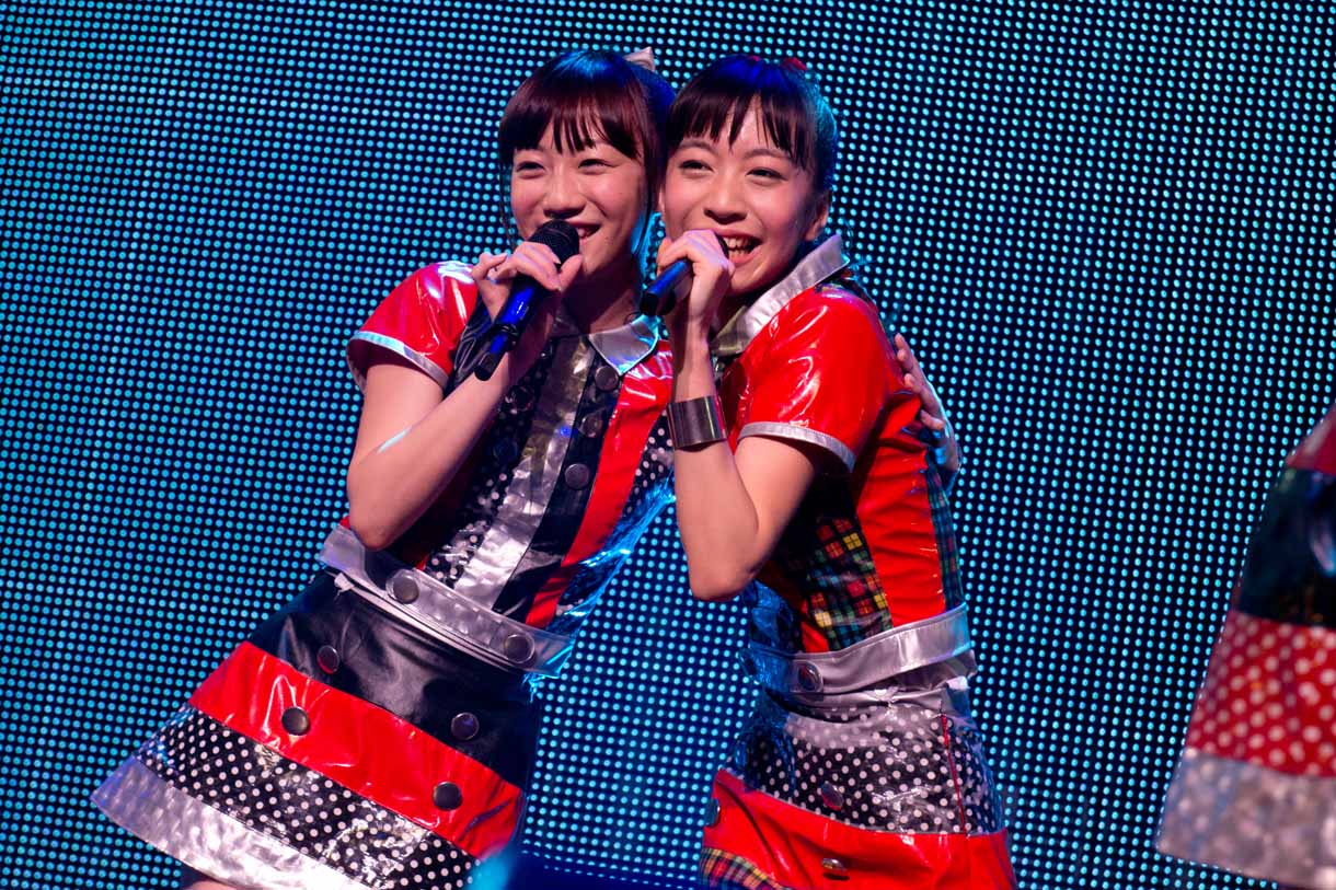 左から関根優那、渡辺亜紗美。