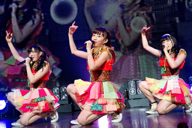 鈴木友梨耶、関根優那、永井日菜による「年上コイモヨヲ」の様子。