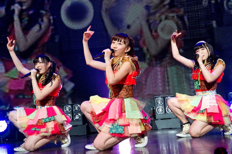 鈴木友梨耶、関根優那、永井日菜による「年上コイモヨヲ」の様子。