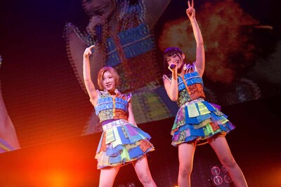 鈴木真梨耶、小鷹狩百花による「宇宙飛行センセーション」の様子。