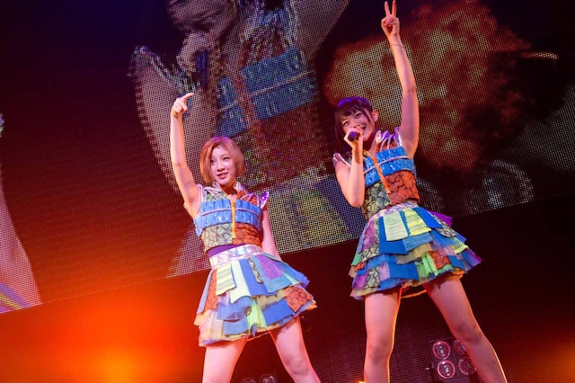 鈴木真梨耶、小鷹狩百花による「宇宙飛行センセーション」の様子。