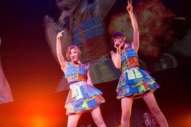 鈴木真梨耶、小鷹狩百花による「宇宙飛行センセーション」の様子。