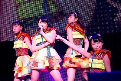 渡辺亜紗美、山本真凜、島崎莉乃、溝呂木世蘭による「恋テレポーテーション」に様子。