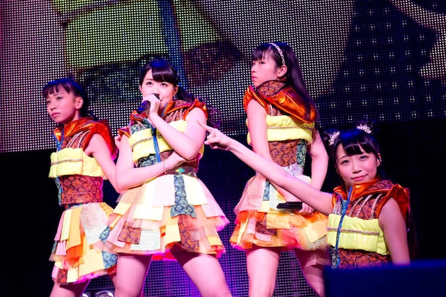 渡辺亜紗美、山本真凜、島崎莉乃、溝呂木世蘭による「恋テレポーテーション」に様子。