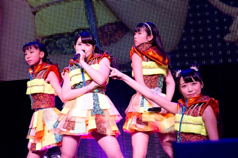 渡辺亜紗美、山本真凜、島崎莉乃、溝呂木世蘭による「恋テレポーテーション」に様子。