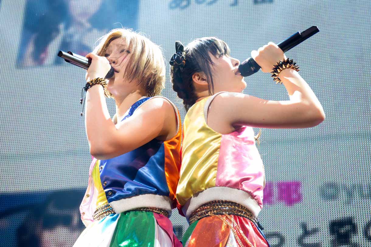 左から鈴木真梨耶、鈴木友梨耶。