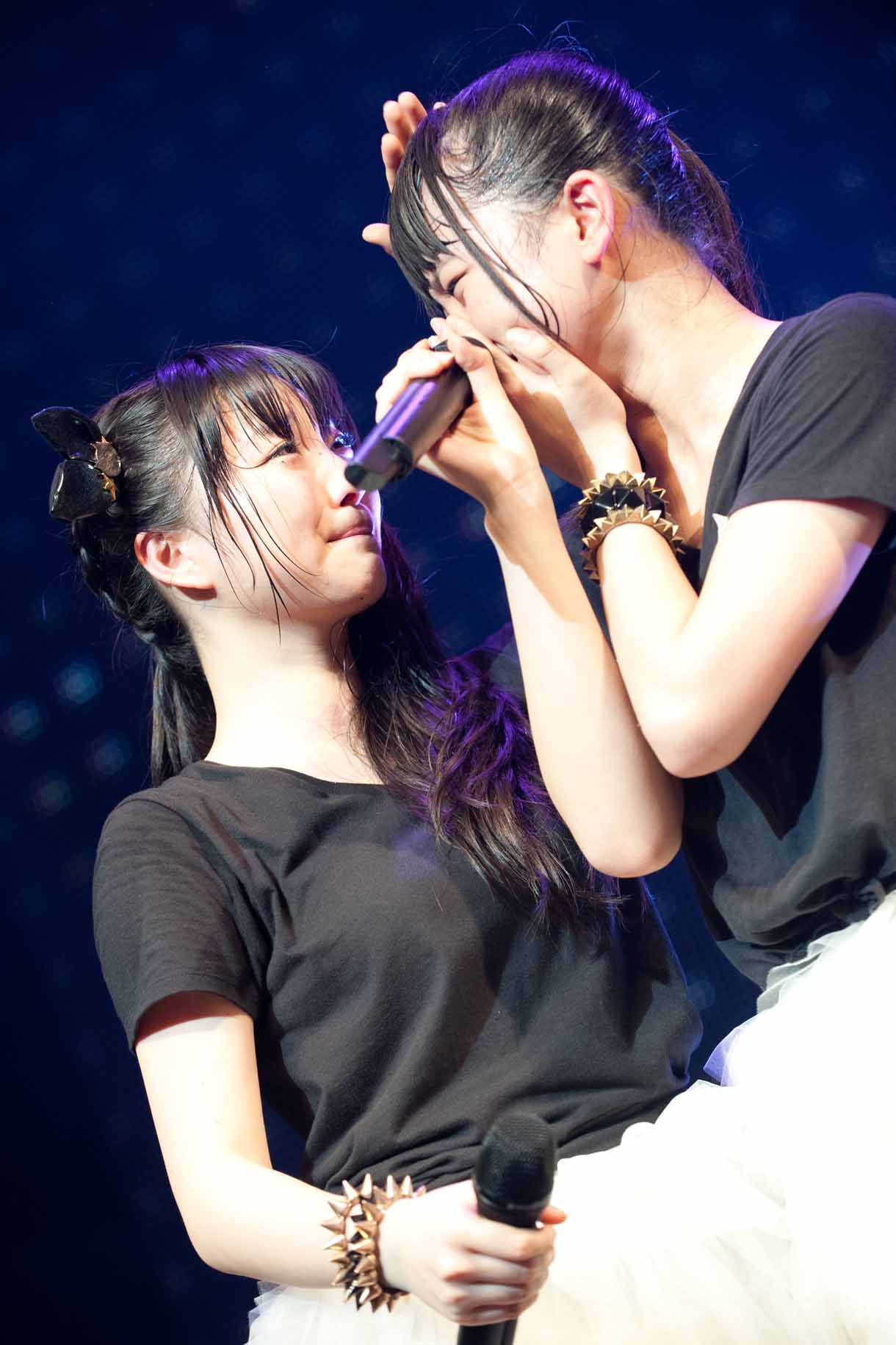 左から鈴木友梨耶、小鷹狩百花。