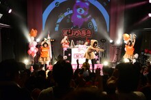 くりかまきワンマンライブ「ボクらの熊魂2014～この桜吹雪が目に入らぬか編～」で新メンバーAYUMIとパフォーマンスする様子。